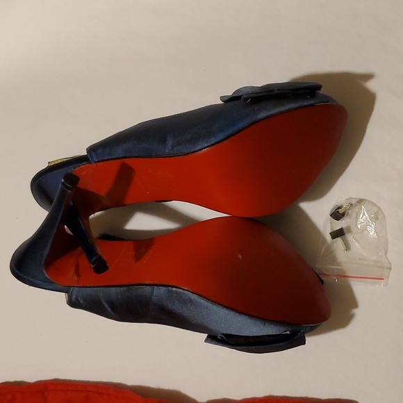 Christian Louboutin Paris, size 9US/41Eu, blue silk. - Picture 4 of 5